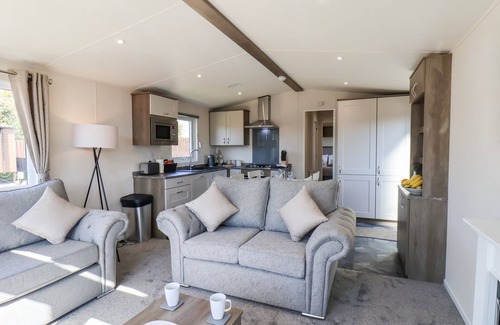 Runswick Bay Cabaña | MAYFLOWER LODGE, pet friendly, character holiday cottage in Staithes