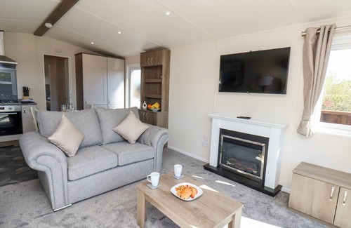 Runswick Bay Cabaña | MAYFLOWER LODGE, pet friendly, character holiday cottage in Staithes