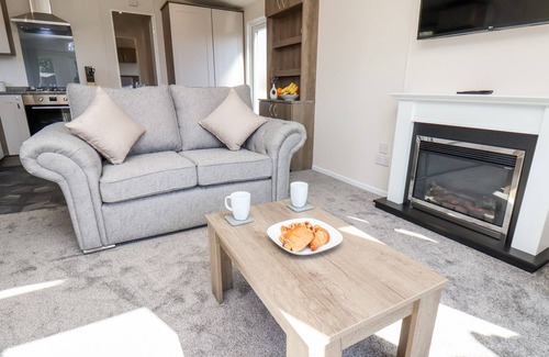 Runswick Bay Cabaña | MAYFLOWER LODGE, pet friendly, character holiday cottage in Staithes