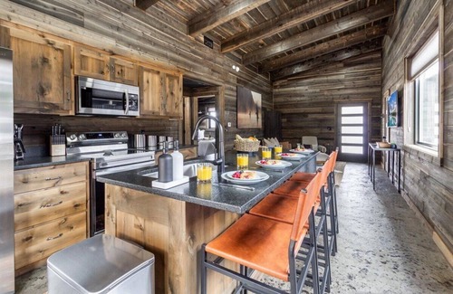 Last Chance Casa | Mayfly Meadow,/ Cozy Cabin/ World class Fishing / Fire pit/ BBQ