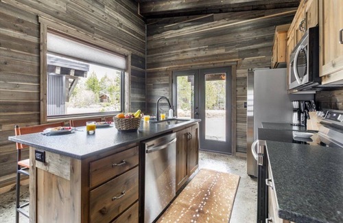Last Chance Casa | Mayfly Meadow,/ Cozy Cabin/ World class Fishing / Fire pit/ BBQ