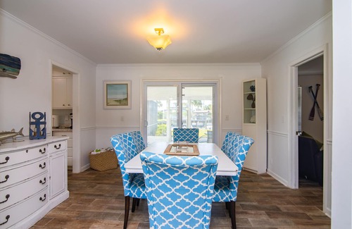 Isle of Palms Casa | Casa costera frente al mar con piscina! 1 milla de Mayo Clinc