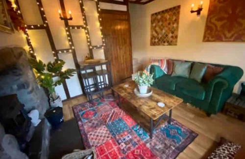 Llanrhaeadr-ym-Mochnant Casa | Maytree Cottage. Compact home in Mid Wales.