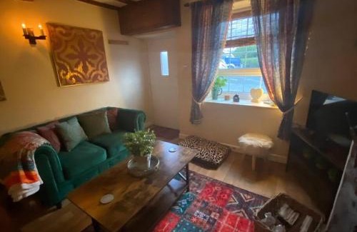 Llanrhaeadr-ym-Mochnant Casa | Maytree Cottage. Compact home in Mid Wales.