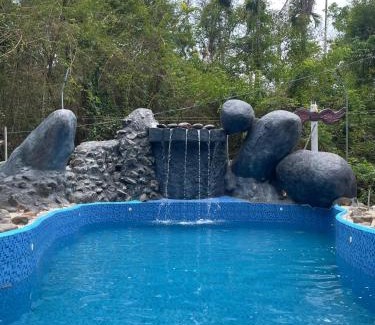 Kozhikode Complejo | Mazhavilkadu ForestResort & Restaurant