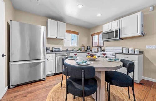 San Diego Casa | MB! 4BR Massive Beach Houses steps to sand with Parking spaces!