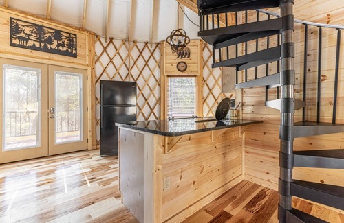 Pigeon Forge Cabina | McBeary is Cozy, Cute, Luxury Yurt w/ Big Deck, Hot Tub - Next to Dollywood