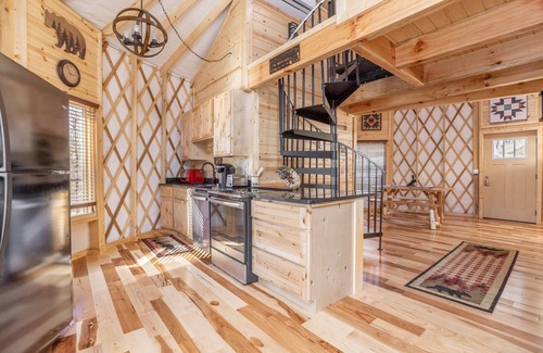 Pigeon Forge Cabina | McBeary is Cozy, Cute, Luxury Yurt w/ Big Deck, Hot Tub - Next to Dollywood