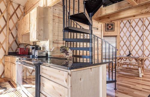 Pigeon Forge Cabina | McBeary is Cozy, Cute, Luxury Yurt w/ Big Deck, Hot Tub - Next to Dollywood