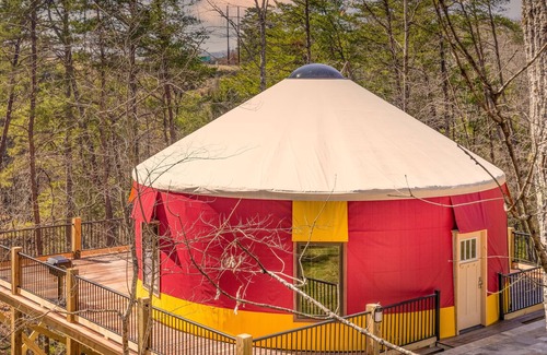Pigeon Forge Cabina | McBeary is Cozy, Cute, Luxury Yurt w/ Big Deck, Hot Tub - Next to Dollywood