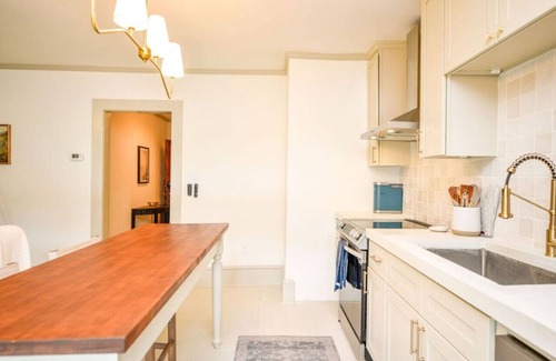 Burlington Apartamento | McCauley House C | Relax in Luxurious Finishes