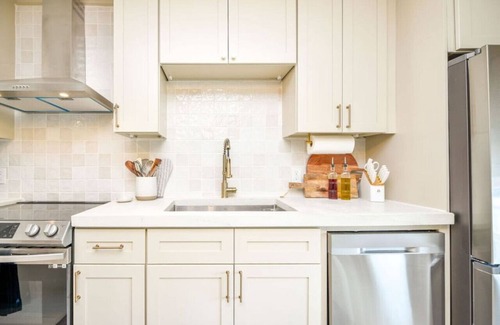 Burlington Apartamento | McCauley House C | Relax in Luxurious Finishes