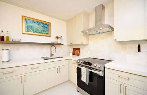 Burlington Apartamento | McCauley House D | Private, Quaint *Chefs Kiss*
