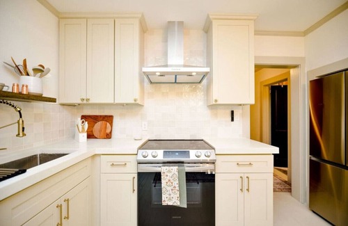 Burlington Apartamento | McCauley House D | Private, Quaint *Chefs Kiss*