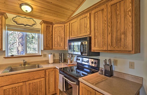 McCloud Cabina | McCloud Cabin w/ 3.5 Miles of Private Hiking!