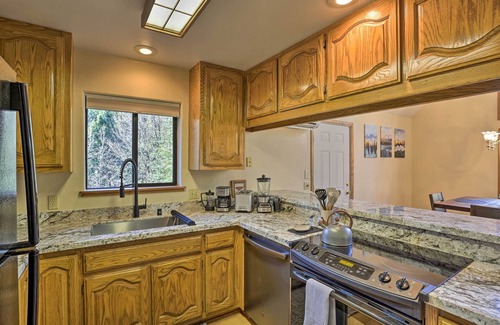 McCloud Cabina | McCloud Cabin w/ 3.5 Miles of Private Hiking!