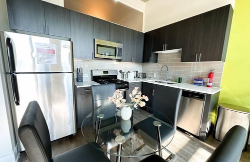 Near South Side Apartamento | McCormick 2B/2Ba for up to 8 guests with Optional Parking