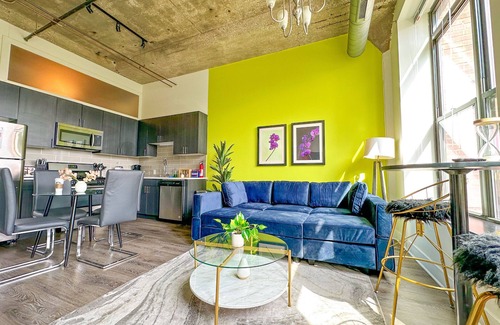 Near South Side Apartamento | McCormick 2B/2Ba for up to 8 guests with Optional Parking