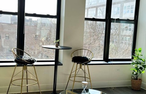 Near South Side Apartamento | McCormick 2B/2Ba for up to 8 guests with Optional Parking