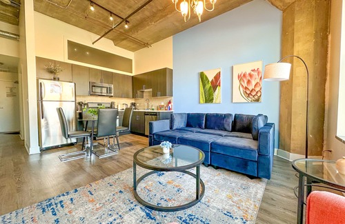 Near South Side Apartamento | McCormick 2B/2Ba for up to 8 guests with Skyline view and Optional parking