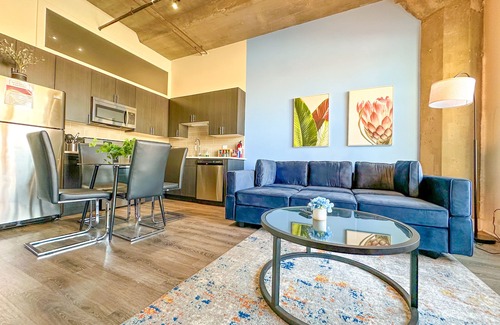 Near South Side Apartamento | McCormick 2B/2Ba for up to 8 guests with Skyline view and Optional parking