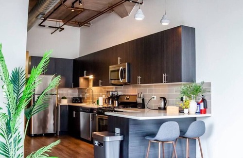 Prairie District Apartamento | McCormick 3B/2Ba Corner Oasis for up to 10 guests