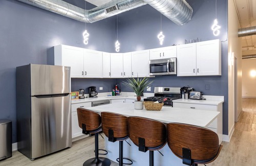 Near South Side Apartamento | McCormick 6B/3Ba Luxury Suite for groups/12 guests