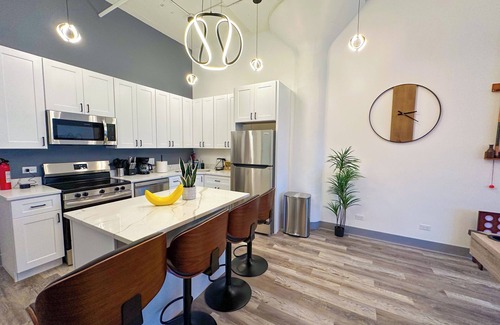 Near South Side Apartamento | McCormick 6B/3Ba Luxury Suite for groups/12 guests