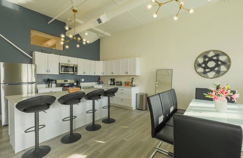 Near South Side Apartamento | McCormick 6B/4Ba Luxury Suite for groups of up to 12 guests w/ optional parking
