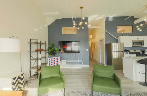 Near South Side Apartamento | McCormick 6B/4Ba Luxury Suite for groups of up to 12 guests w/ optional parking