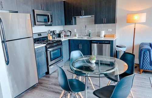 Near South Side Apartamento | McCormick Place 2b/2b family unit with optional parking for up to 8 guests