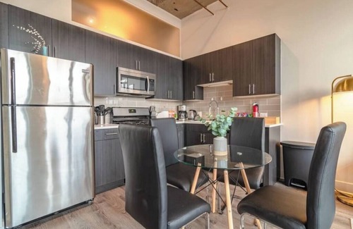 Near South Side Apartamento | McCormick Place 2b/2b family unit with optional parking for up to 8 guests