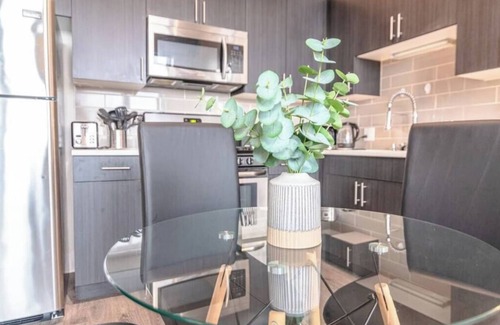 Near South Side Apartamento | McCormick Place 2b/2b family unit with optional parking for up to 8 guests