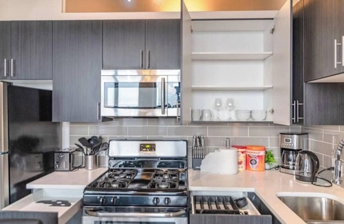 Near South Side Apartamento | McCormick Place 2b/2b family unit with optional parking for up to 8 guests