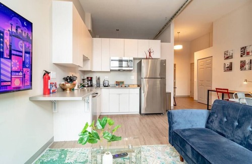 Near South Side Apartamento | McCormick Place 2br/2ba with Optional Parking/Patio/Gym/sleeps 6