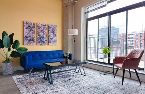 Near South Side Apartamento | McCormick Place 2BR Suite with Patio, Skyline View and Optional Parking Sleeps 6 Near Soldier Field and Grant Park