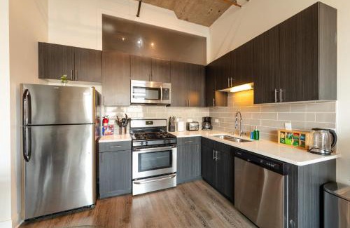 Near South Side Apartamento | McCormick Place 2BR Suite with Patio, Skyline View and Optional Parking Sleeps 6 Near Soldier Field and Grant Park