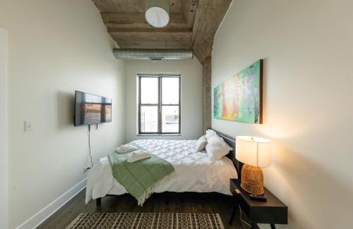 Near South Side Apartamento | McCormick Place 2BR Suite with Patio, Skyline View and Optional Parking Sleeps 6 Near Soldier Field and Grant Park