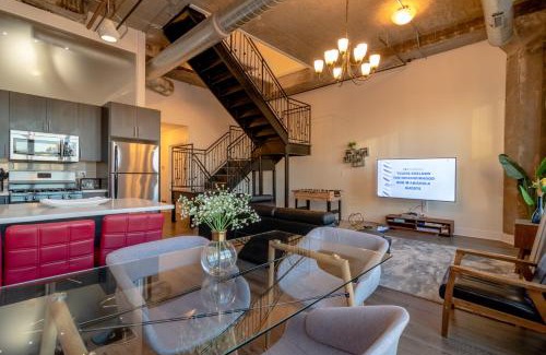 Near South Side Apartamento | McCormick Place 3BR Luxury Penthouse Duplex with Personal Rooftop and Optional Parking for 8 guests in Chicago South Loop