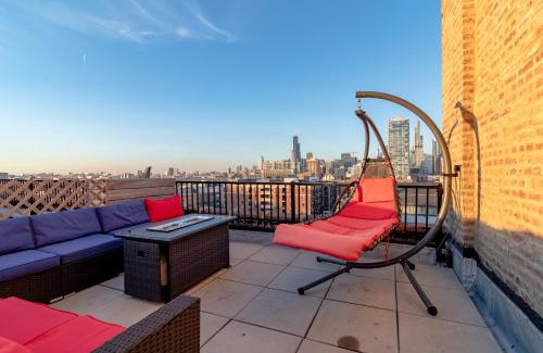 Near South Side Apartamento | McCormick Place 3BR Luxury Penthouse Duplex with Personal Rooftop and Optional Parking for 8 guests in Chicago South Loop