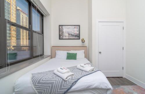 Near South Side Apartamento | McCormick Place 3BR Luxury Penthouse Duplex with Personal Rooftop and Optional Parking for 8 guests in Chicago South Loop