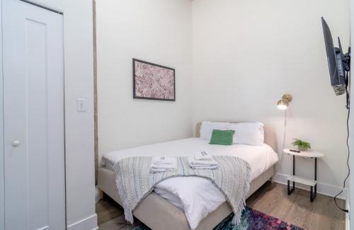 Near South Side Apartamento | McCormick Place 3BR Luxury Penthouse Duplex with Personal Rooftop and Optional Parking for 8 guests in Chicago South Loop