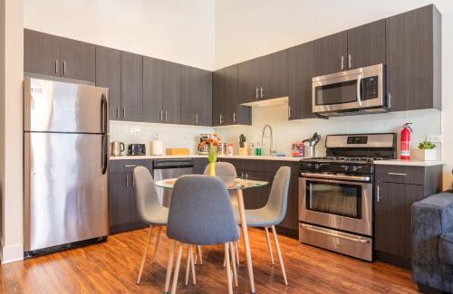 Near South Side Apartamento | McCormick Place 420 Friendly 3BR in Downtown Chicago with Optional Parking Sleeps 8 Guests Near Soldier Field, Grant Park and Lakefront Trail