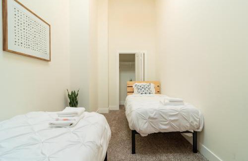 Near South Side Apartamento | McCormick Place 420 Friendly 3BR in Downtown Chicago with Optional Parking Sleeps 8 Guests Near Soldier Field, Grant Park and Lakefront Trail