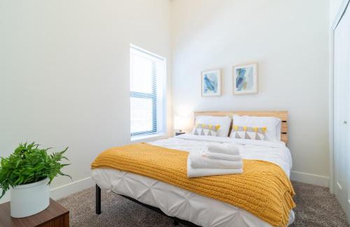 Near South Side Apartamento | McCormick Place 420 Friendly 3BR in Downtown Chicago with Optional Parking Sleeps 8 Guests Near Soldier Field, Grant Park and Lakefront Trail