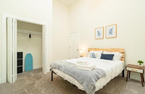 Near South Side Apartamento | McCormick Place 420 Friendly 3BR in Downtown Chicago with Optional Parking Sleeps 8 Guests Near Soldier Field, Grant Park and Lakefront Trail