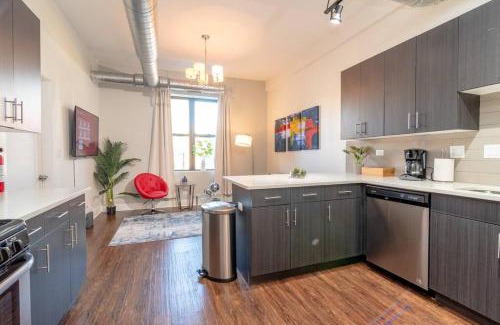 Near South Side Apartamento | McCormick Place Charming 420 Friendly 3BR Suite with Optional Parking Sleeps 8 Guests Near Soldier Field and Lakefront Trail