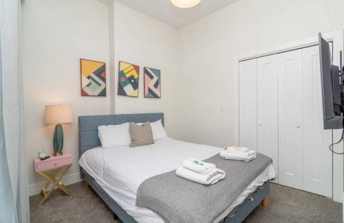 Near South Side Apartamento | McCormick Place Charming 420 Friendly 3BR Suite with Optional Parking Sleeps 8 Guests Near Soldier Field and Lakefront Trail