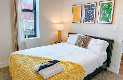 Near South Side Apartamento | McCormick Place Charming 420 Friendly 3BR Suite with Optional Parking Sleeps 8 Guests Near Soldier Field and Lakefront Trail
