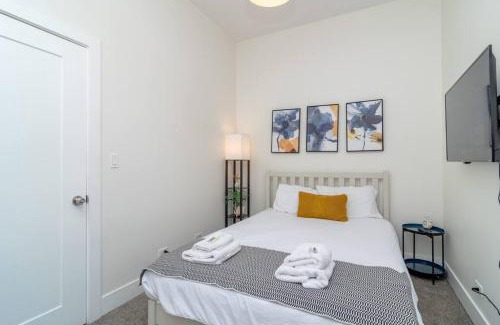 Near South Side Apartamento | McCormick Place Charming 420 Friendly 3BR Suite with Optional Parking Sleeps 8 Guests Near Soldier Field and Lakefront Trail